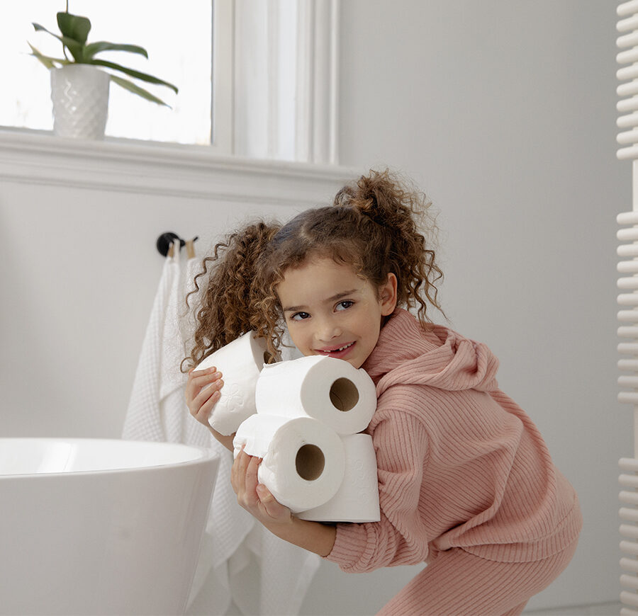 Enfant portant du papier toilette Cascades Fluff