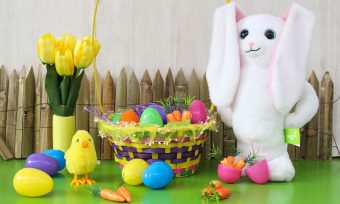 Œufs de Pâques en couleur pour une chasse aux œufs spéciale enfants.