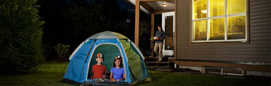 Activité familiale faire du camping dans le salon