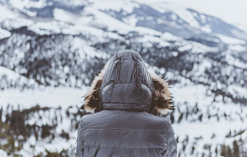 Habille-toi sur le sens du monde un manteau d'hiver très chaud