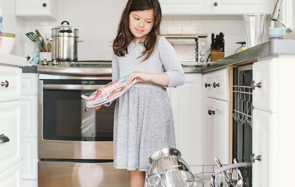 Household chores can be done with the kids such as filled the dishwasher like La parfaite maman cinglante is proposing, blogger for Cascades Fluff & Tuff