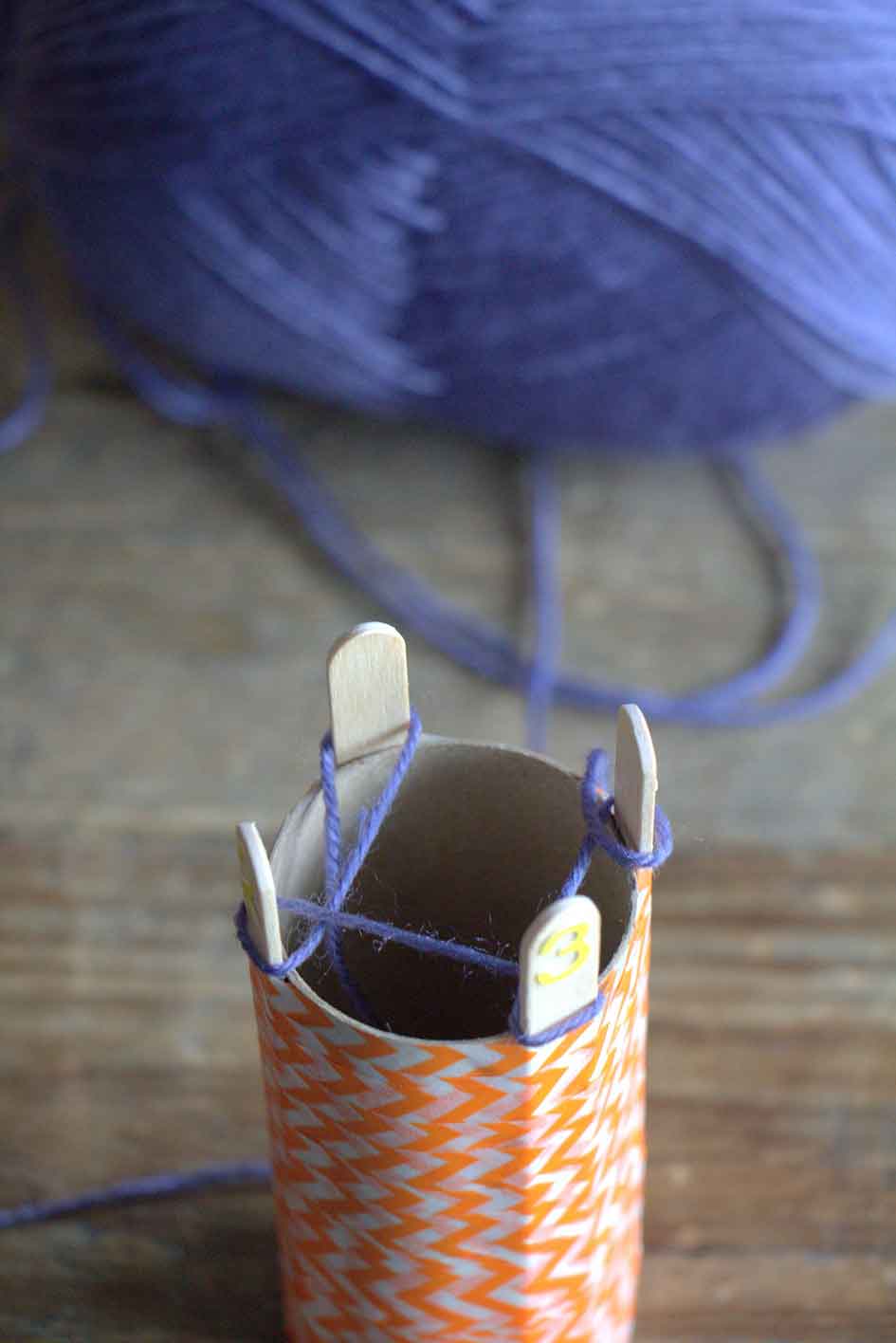 DIY with a toilet paper roll - learn to knit what you need step 2