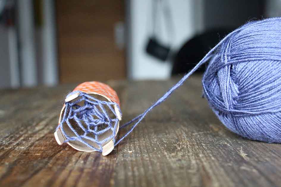 DIY with a toilet paper roll - learn to knit what you need step 4