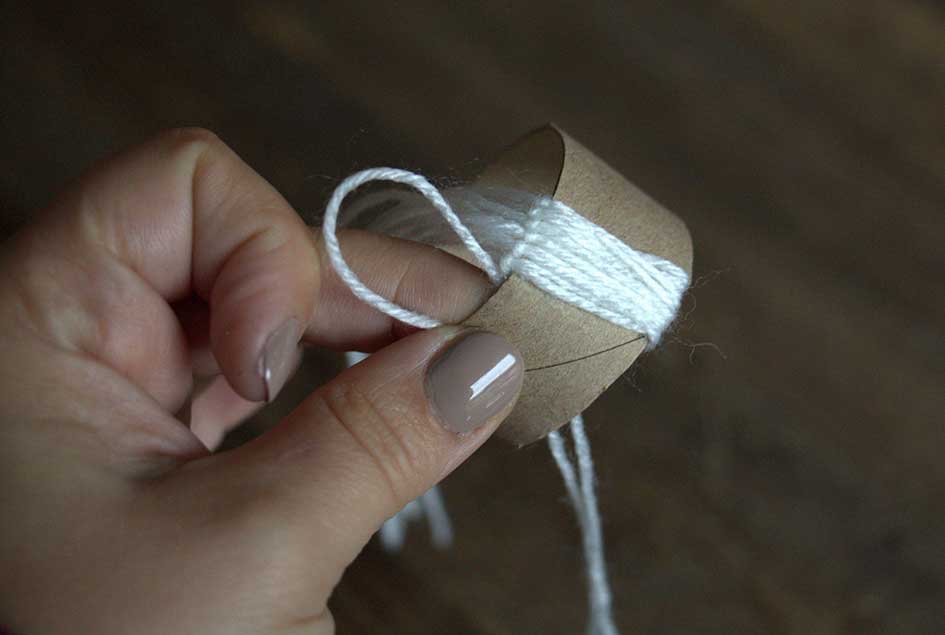 DIY with a toilet paper roll - learn to knit for christmas craft step 1