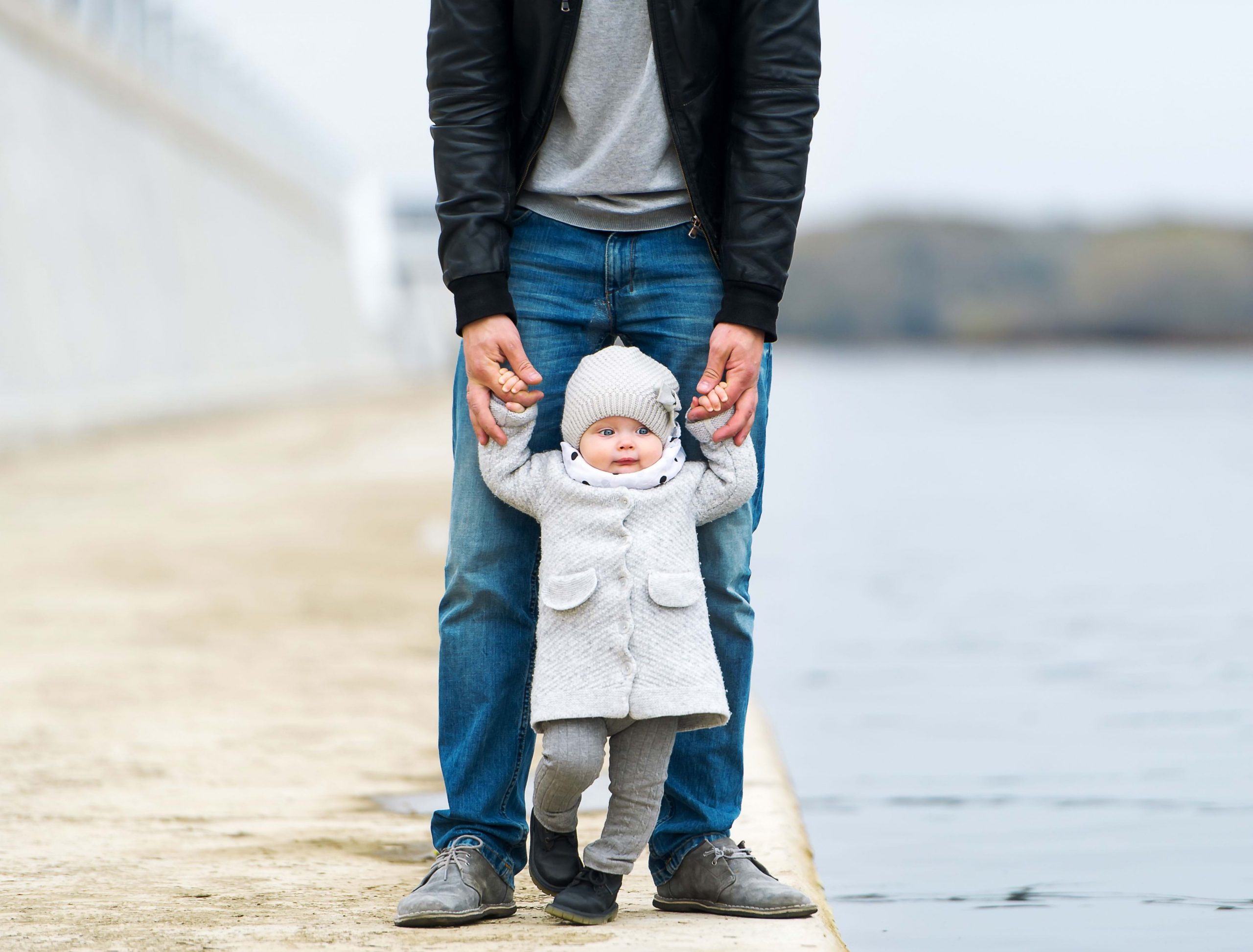 Aller se promener dans la nature en éveil comme activité familiale