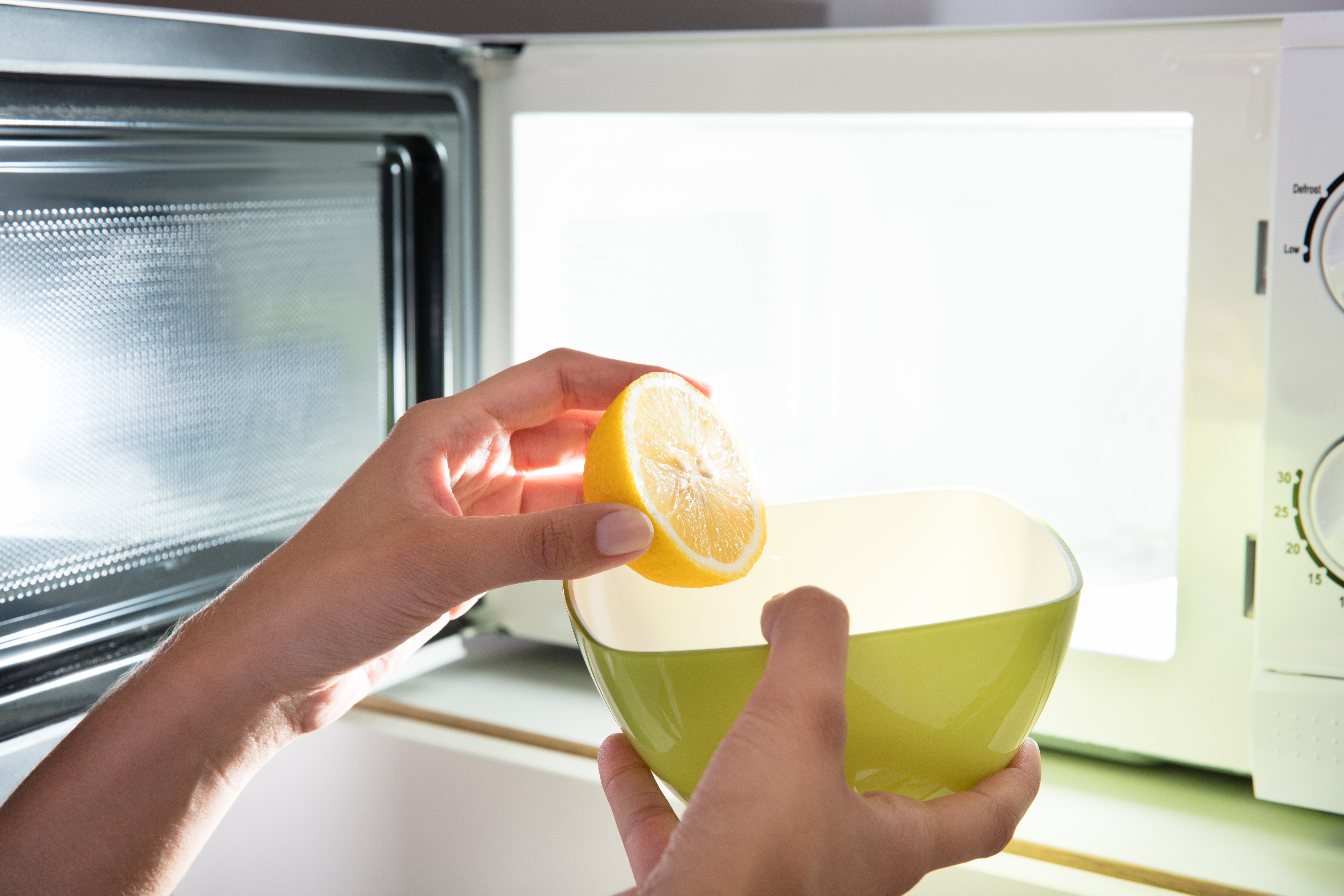 How to clean a Microwave with lemon