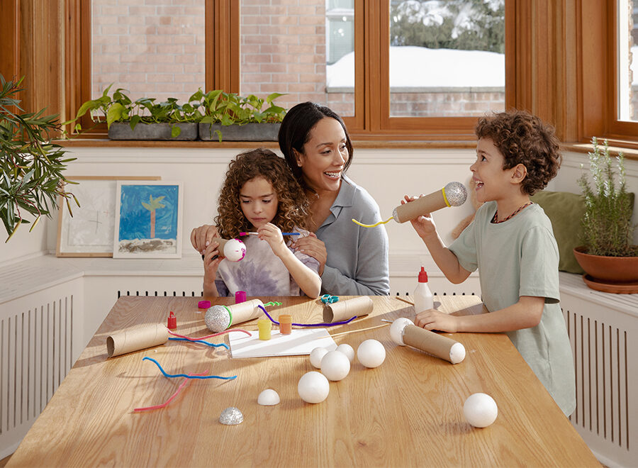 Bricolage avec des rouleaux de papier toilette pour la famille