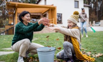 Une mère et sa fille qui réalisent un projet écologique en famille