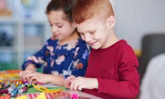 Enfant créant un lapin avec des rouleaux de papier toilette