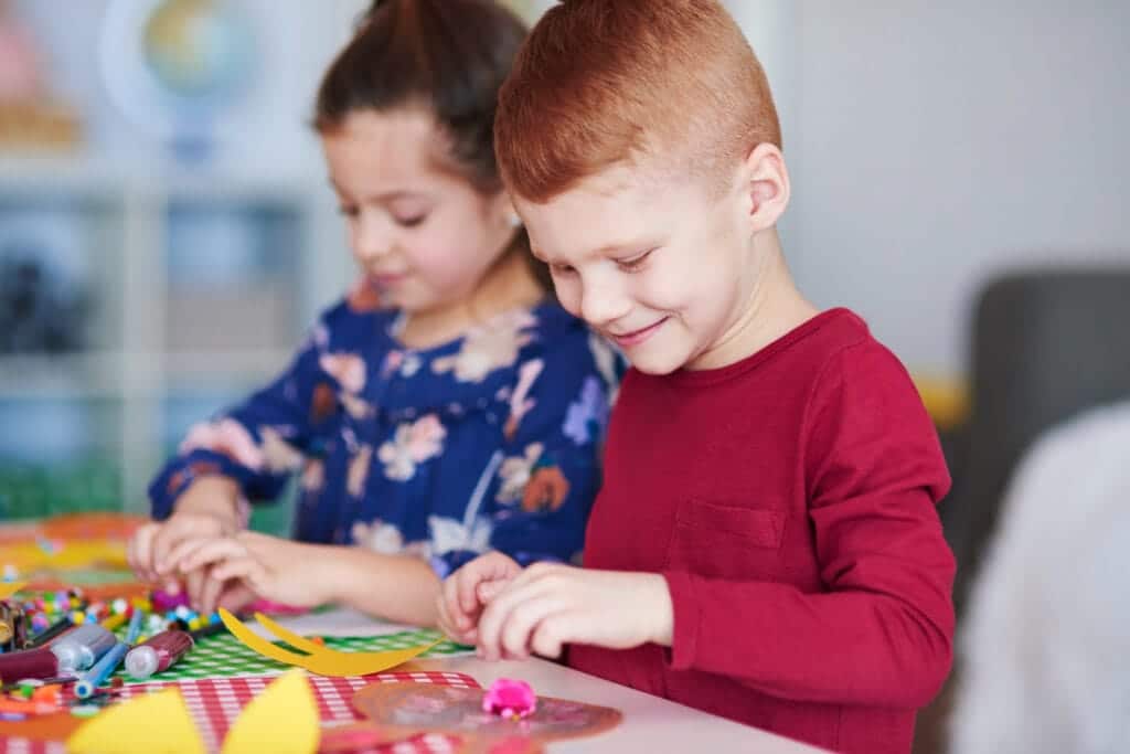 Enfant créant un lapin avec des rouleaux de papier toilette