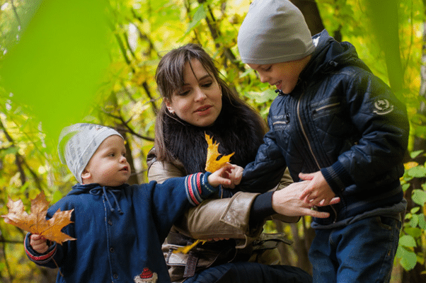 Une famille en forêt comme acteur ayant un impact positif sur le développement durable. 