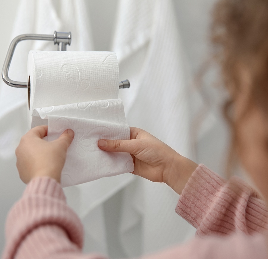 Papier de toilette dans la salle de bain