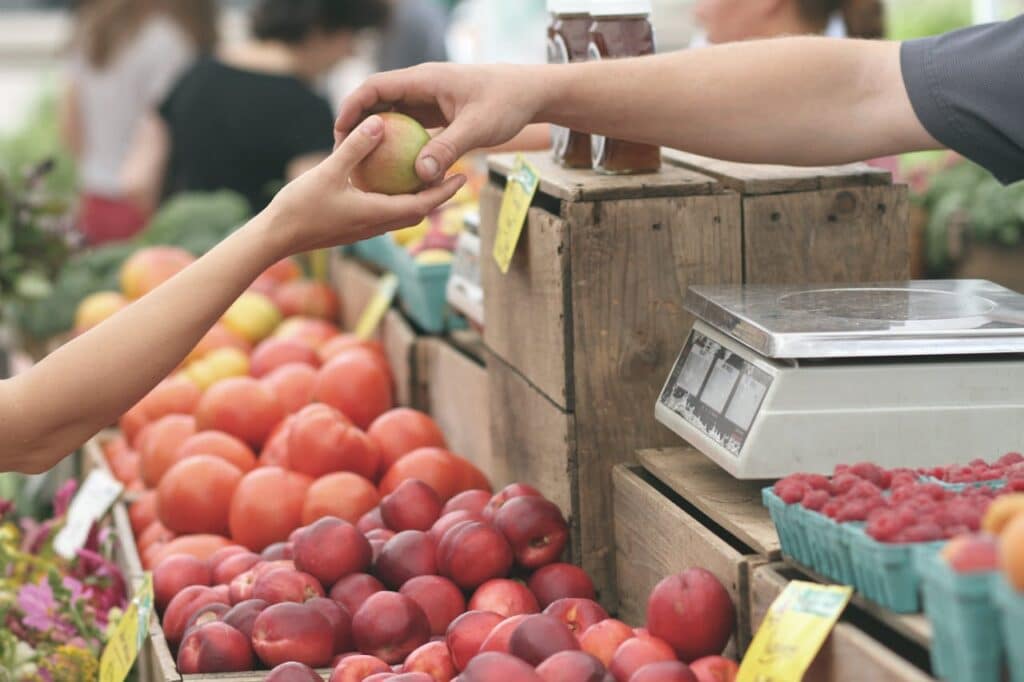 Une étale de marché représentant le pilier économique du développement durable