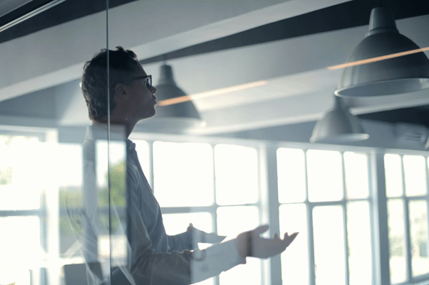 Un homme durant un audit de certification FSC