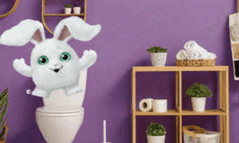 Salle de bain mauve avec un lapin et un paquet de papier hygiénique